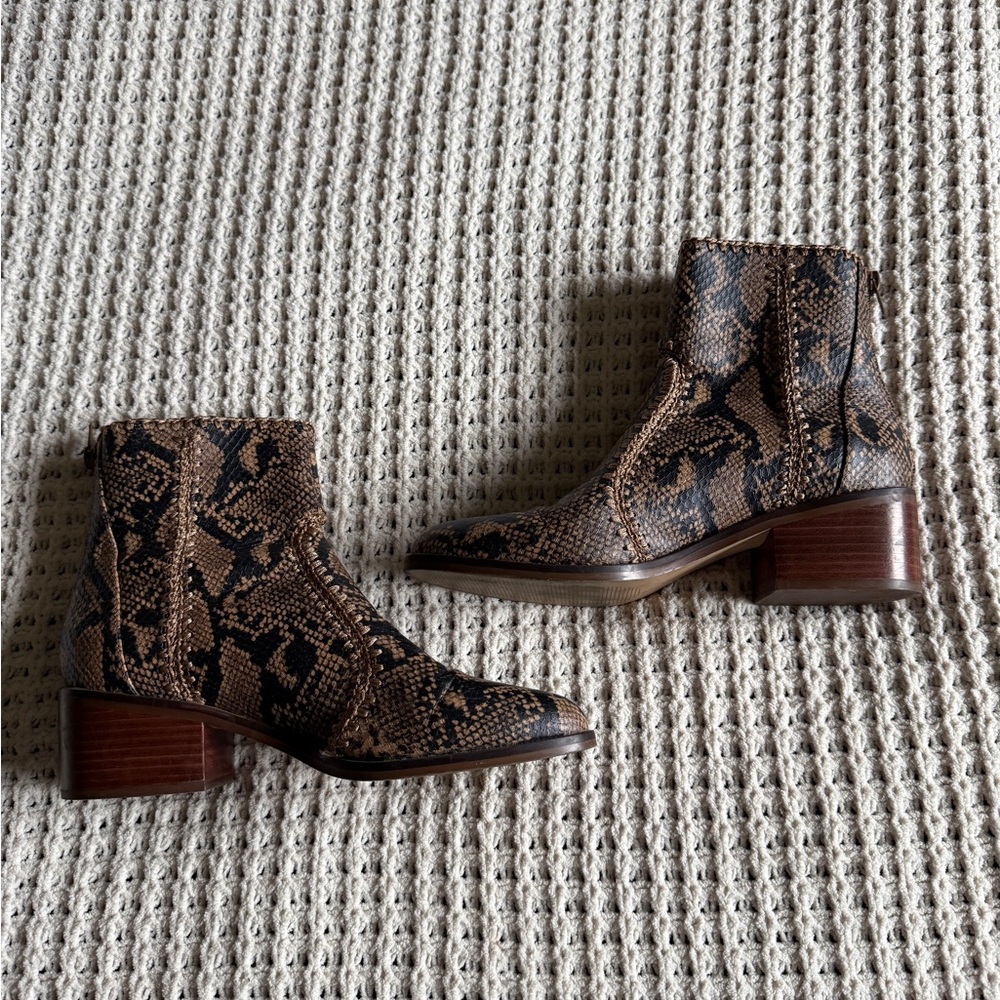 Chelsea & Violet Snakeskin Embossed Leather Ankle Boots Brown Size 8.5 Western - Picture 3 of 7
